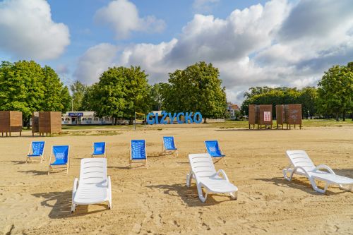 Leżaki na plaży miejskiej