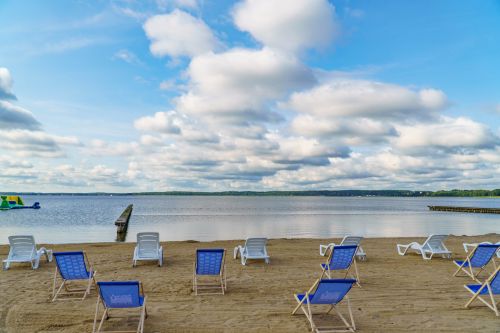 Leżaki na plaży miejskiej