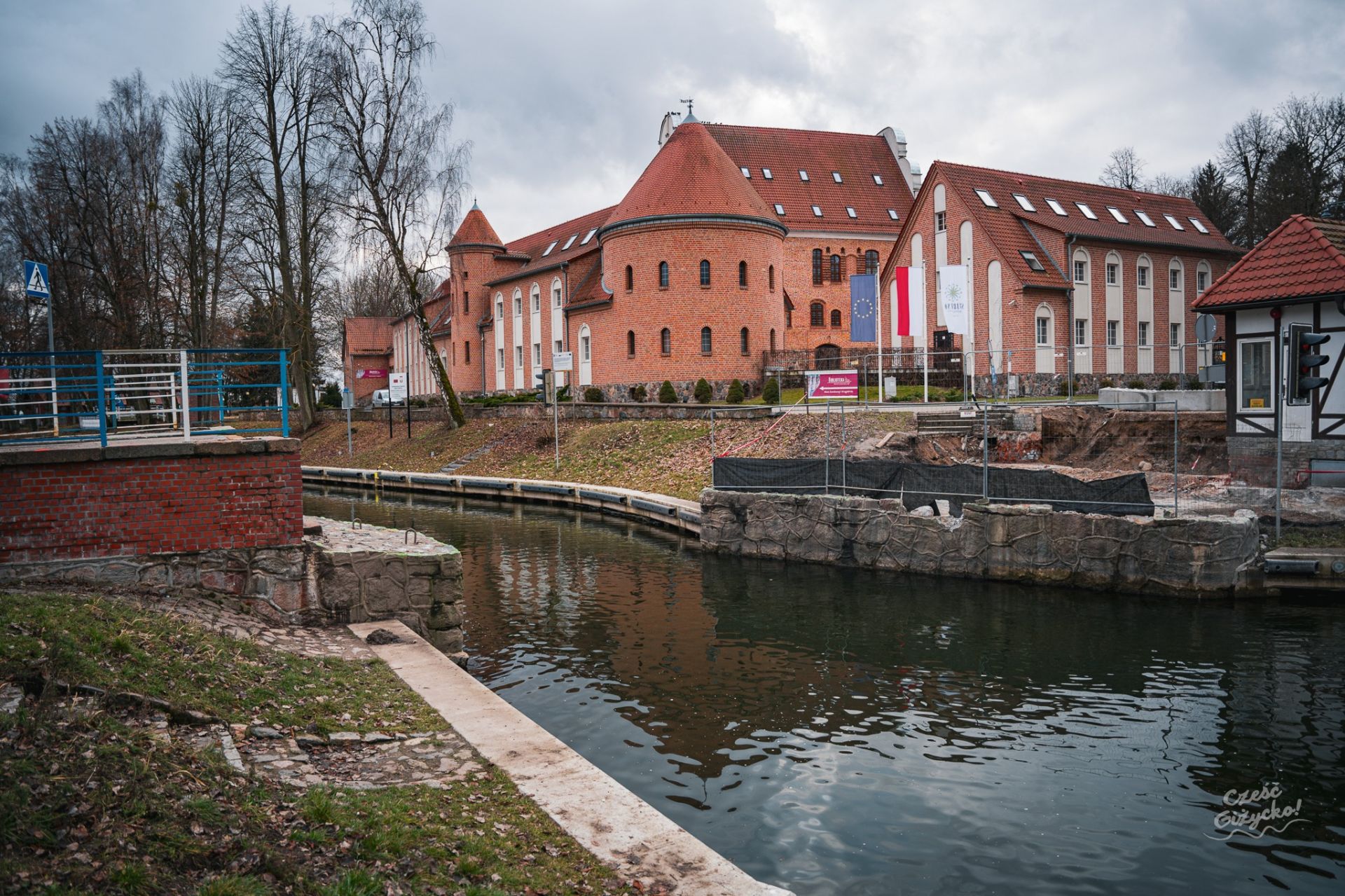 Most obrotowy w remoncie, w tle zamek, obecny hotel St. Bruno