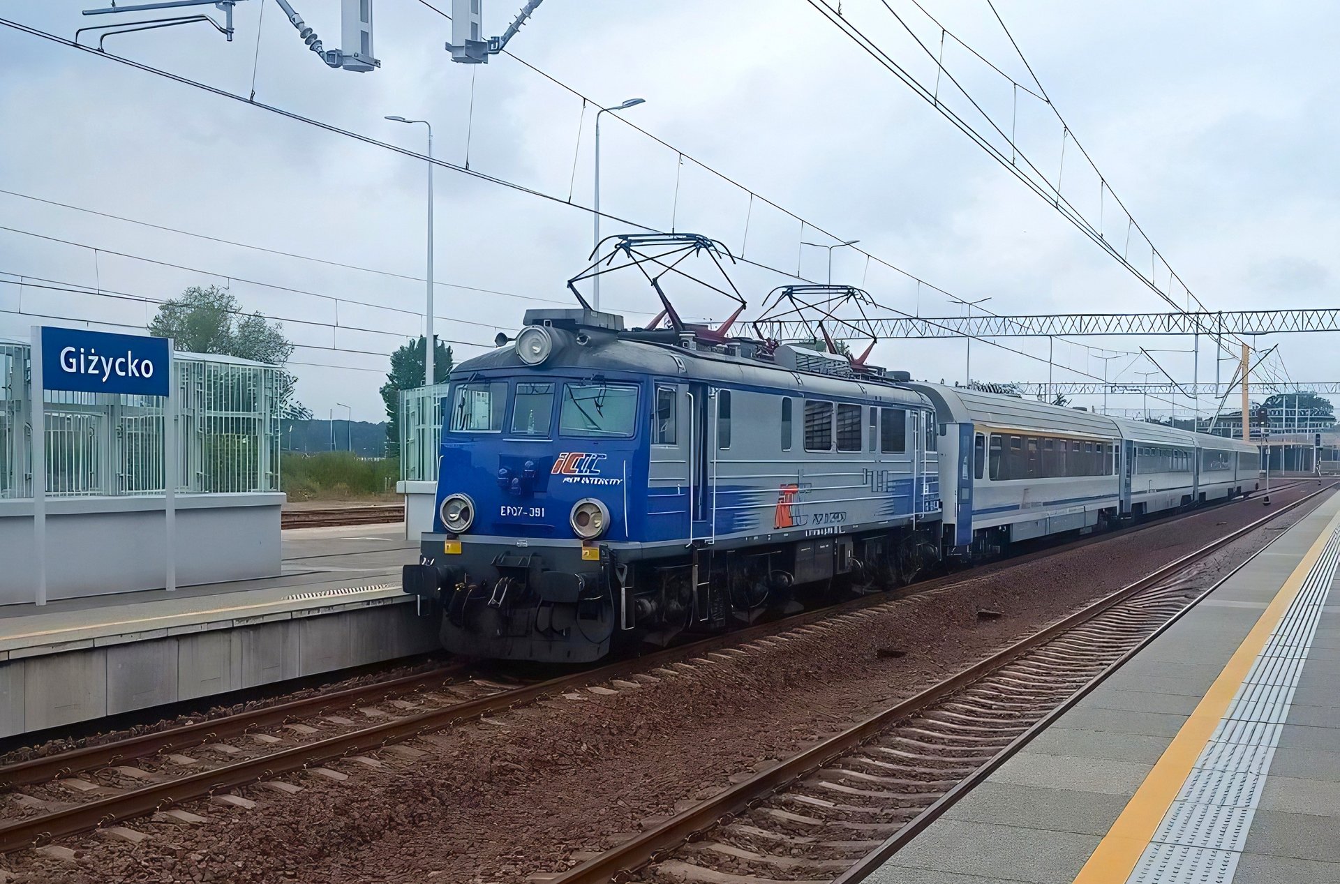 Stacja kolejowa Giżycko z pociągiem